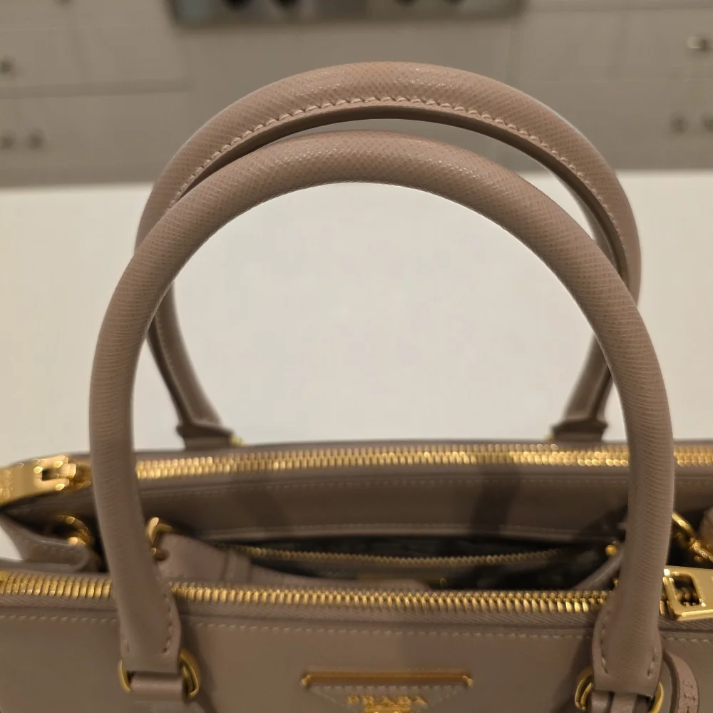 💯 Authentic Prada | Galleria Medium Saffiano Leather bag - Picture 7 of 17